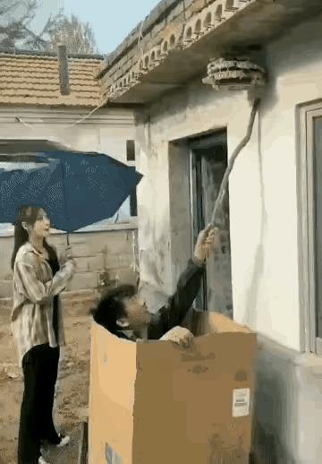 哥们你是为了保护女友吗[捂脸哭][捂脸哭][捂脸哭]