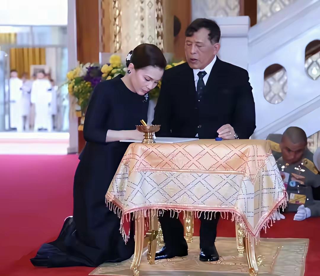 泰国王室规矩森严，唯摄政王后可与君主比肩，其余皆需恪守尊卑。苏提达虽贵为王后，见