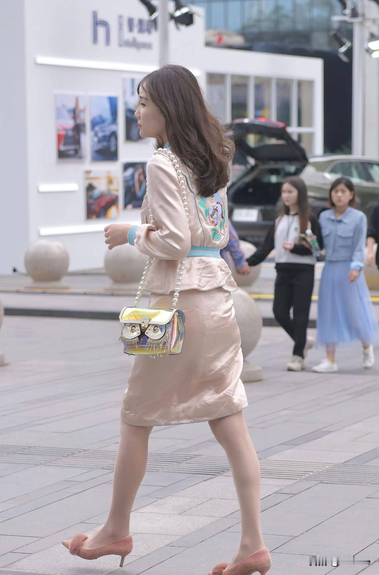 都市时尚穿搭，优雅迷人，尽显女性魅力！