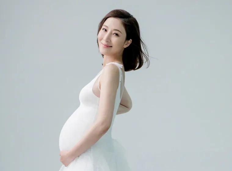 36岁女星冯文娟官宣怀孕即日，演员冯文娟在社交平台晒出孕照，宣