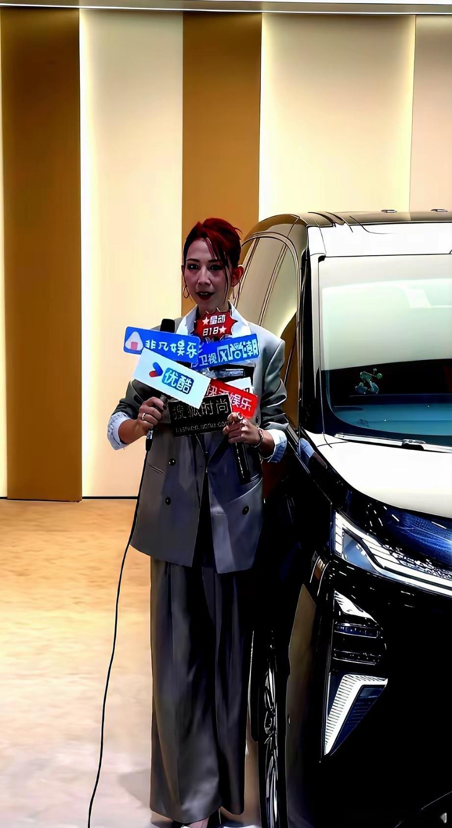 49岁蔡少芬染红发，背后是百万月开销。这不是赶时髦。老公张晋身体欠佳，三个娃的国