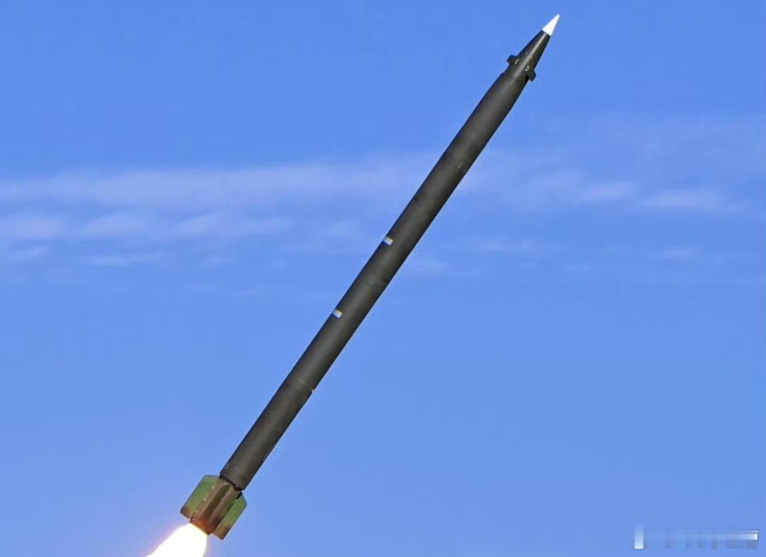 海南舰编队抵达台岛东南看看这次打的远箱火370毫米制导火箭弹，威力和精度比导弹略