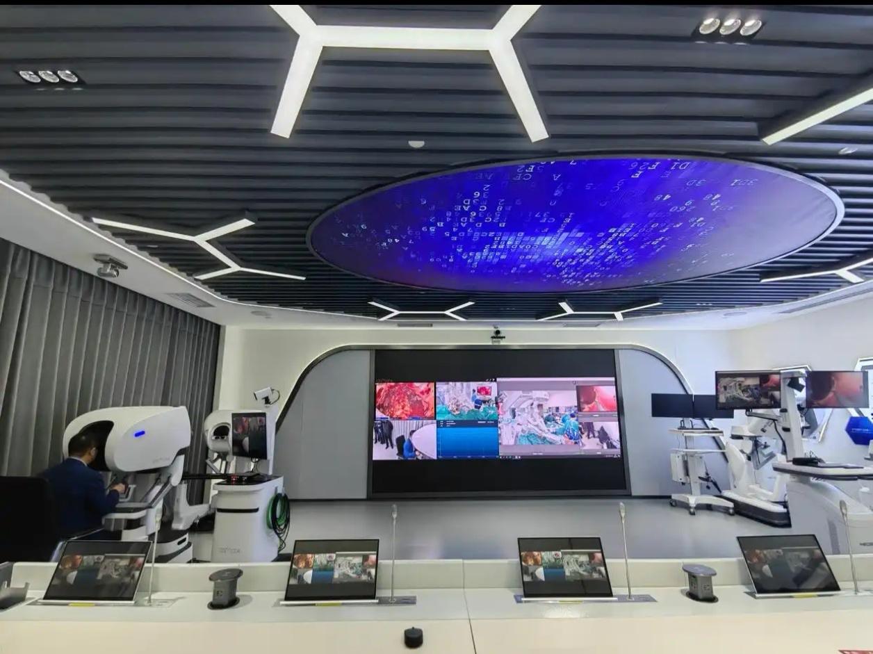 太秀了！华西医生“隔空”动了7000公里外的手术刀📍坐标：成都·四川大学