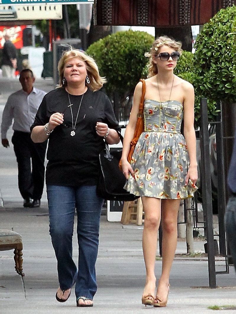 TaylorSwift霉霉美得像洋娃娃一样~