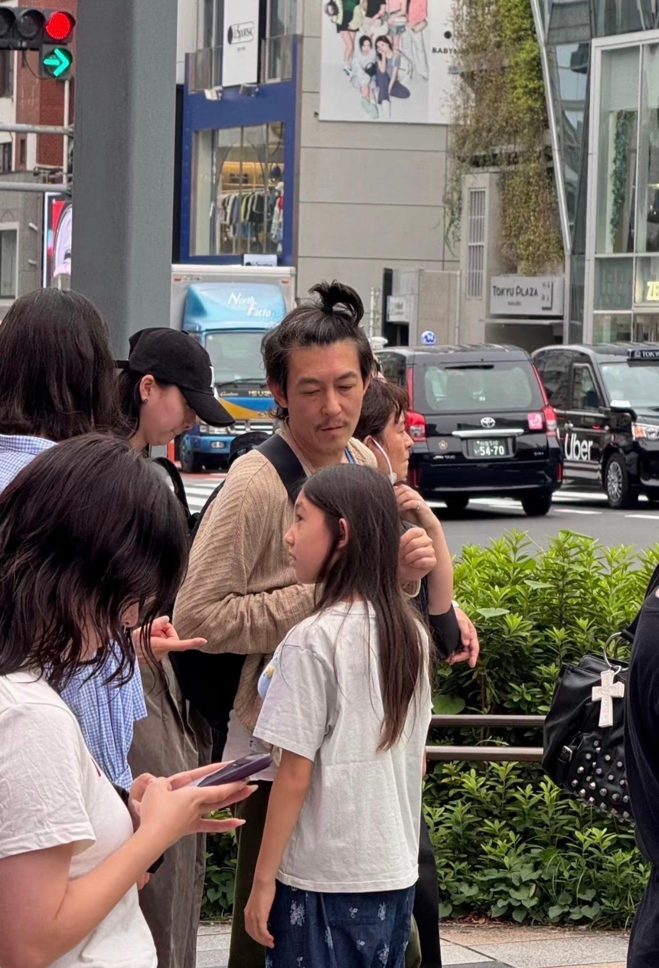45岁陈冠希带女儿日本东京逛街，曾经的美男子被网友调侃：撞脸赵本山了
