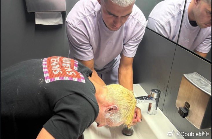 哈哈！兹维列夫：“他是世界上唯一一个留着这种发型的人，但女孩们仍然说他是世界上最