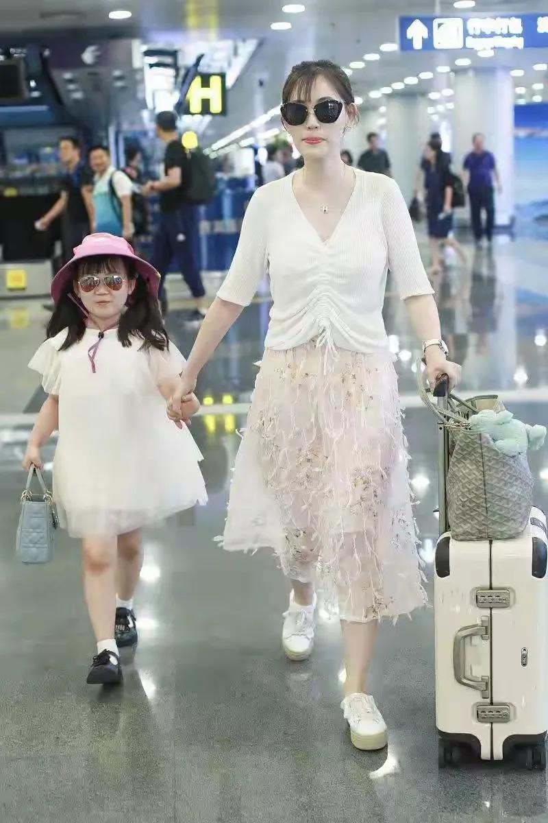 要我说，现在的马蓉icon更舒坦了！一个人带着女儿住在澳大利亚icon，每月的