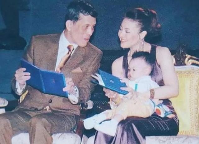 被宠的女人很傲娇，得到女神芳心的男人也很傲娇。当年泰王这么爱西拉米，他的前妻颂妃