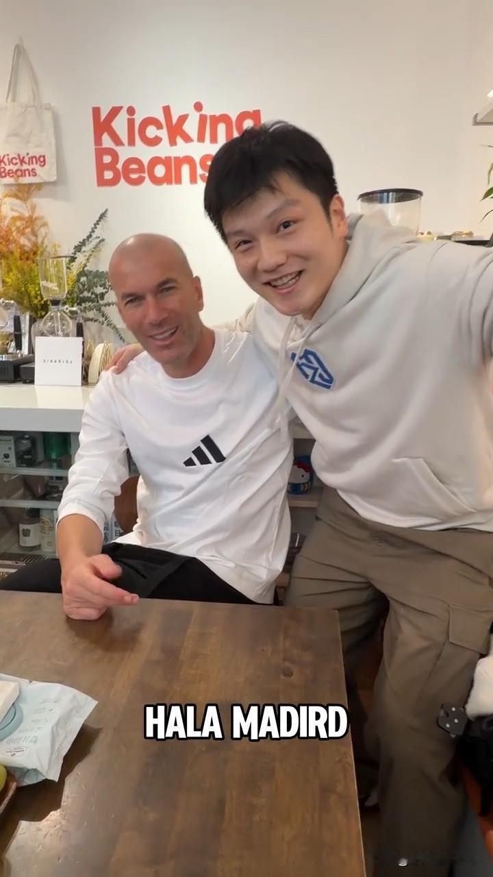 12月6日，樊振东更新与法国足球名宿齐达内的聊天vlog，并配文说道：“我这西语