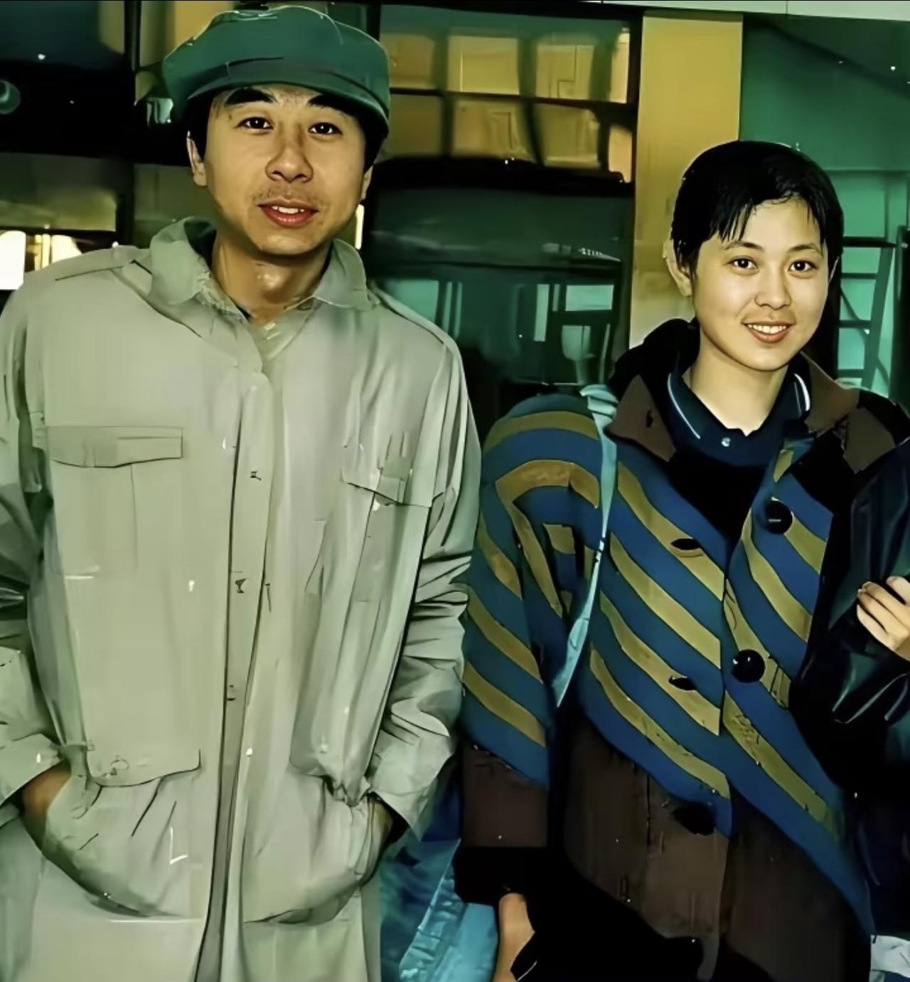 冯巩与倪萍古早合影，那时的两人还很年轻，双眼都很清澈明亮的样子。1988年，