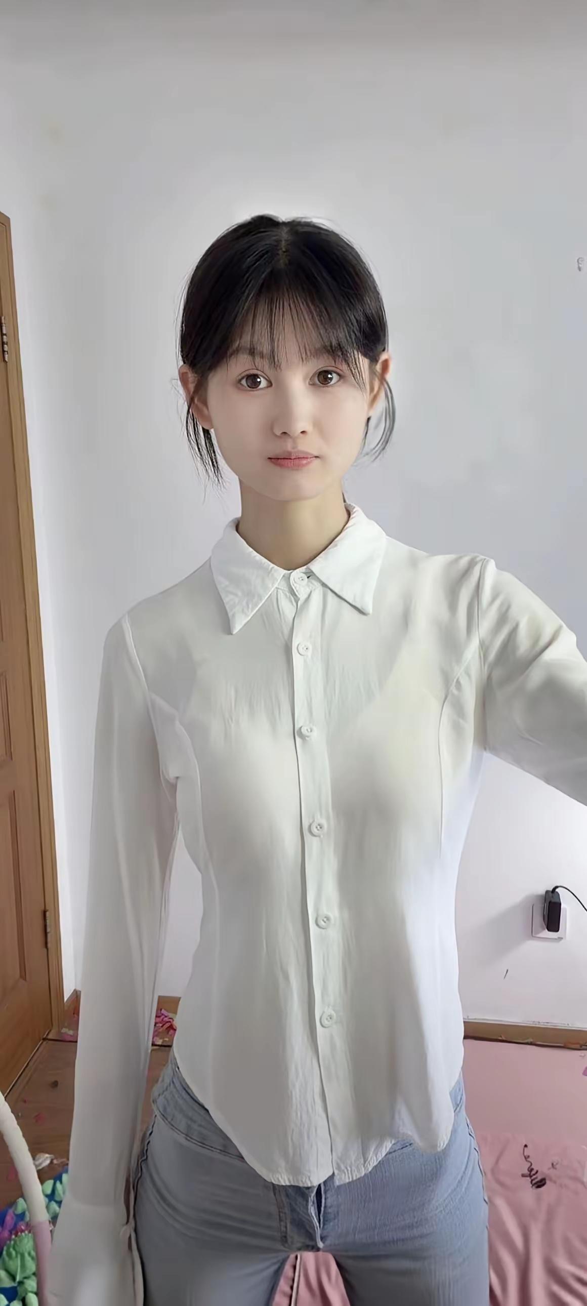 清新简约风，白色衬衫+牛仔裤，轻松自在！👗👖