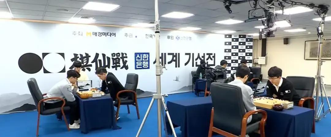 他失误率只有1.3%，像台精密仪器。但李轩豪偏要逼他犯错。棋钟嘀嗒。李轩豪