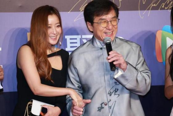 成龙一封信，让金喜善当场尖叫！背后藏着23年的江湖情谊“呀！是成龙大哥！”