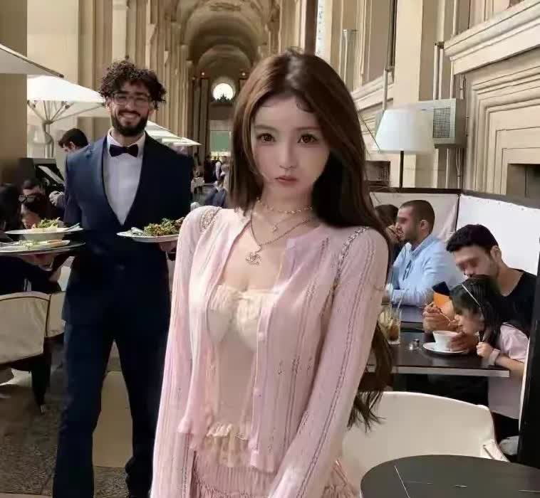 王思聪携女友懒懒在法国乐逍遥，女友在社交媒体晒靓照。实话实说，王思聪女友质量越来