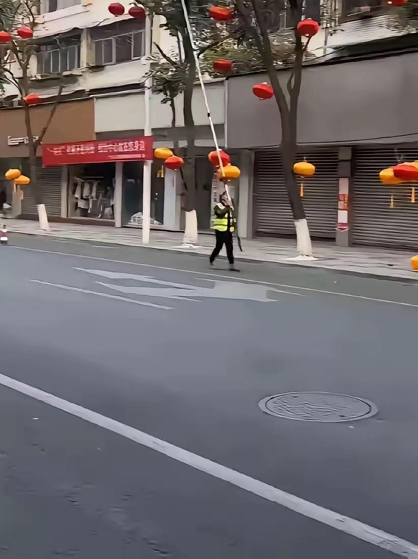 过年挂红灯笼，那是老祖宗传下来的习俗，红色寓意着吉祥、喜庆，这都深深印在每个中国