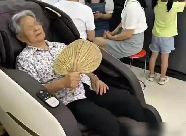 63岁老太太连续7年去商场乘凉蹭空调，店员从不撵她走，但是店员被开除当天，老太对