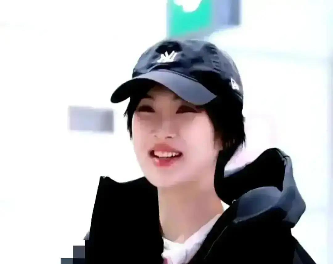 3万8埋单，她图啥？剧组杀青那天，姚安娜掏出手机扫码，把账单全包了。没让制