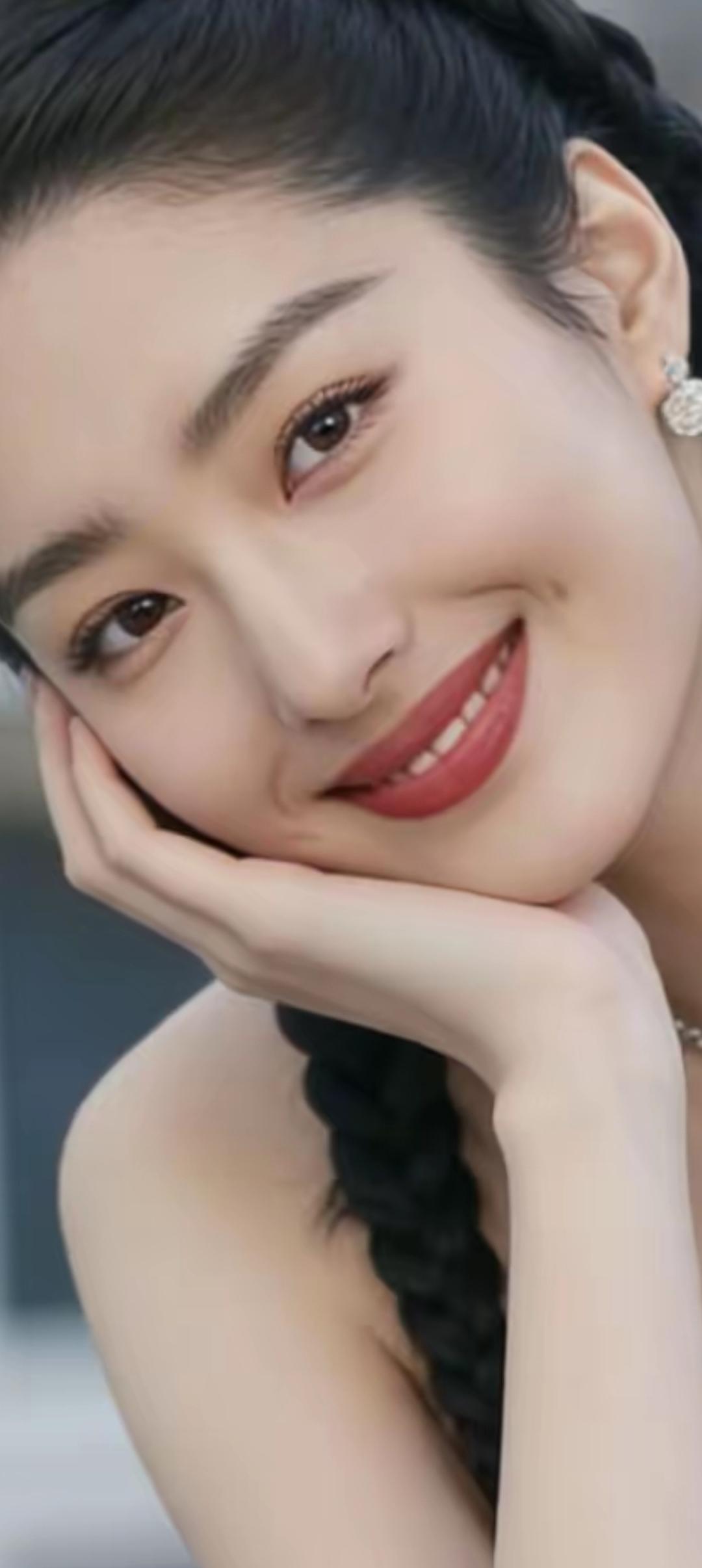 甜美笑容，优雅发型，气质满分！