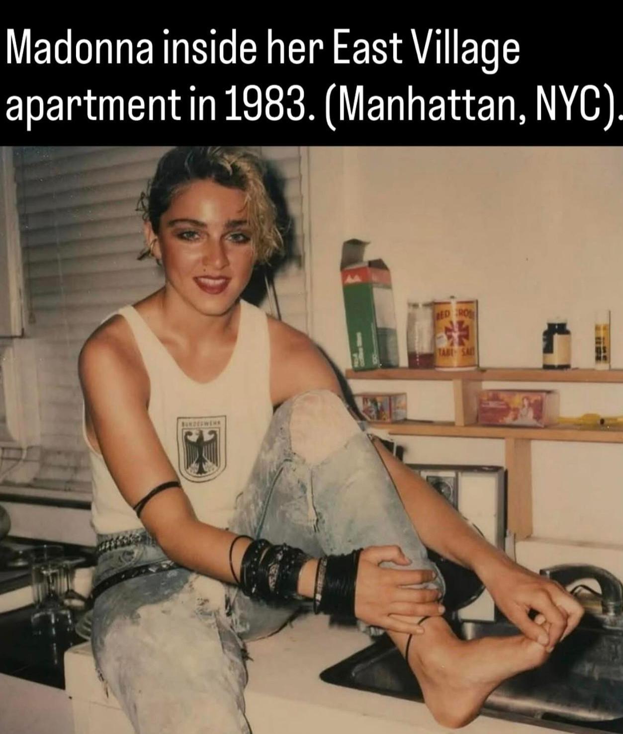 [点赞]1983年，一个身揣35美元的女人蜷缩在纽约东村臭气熏天的破公寓里，谁