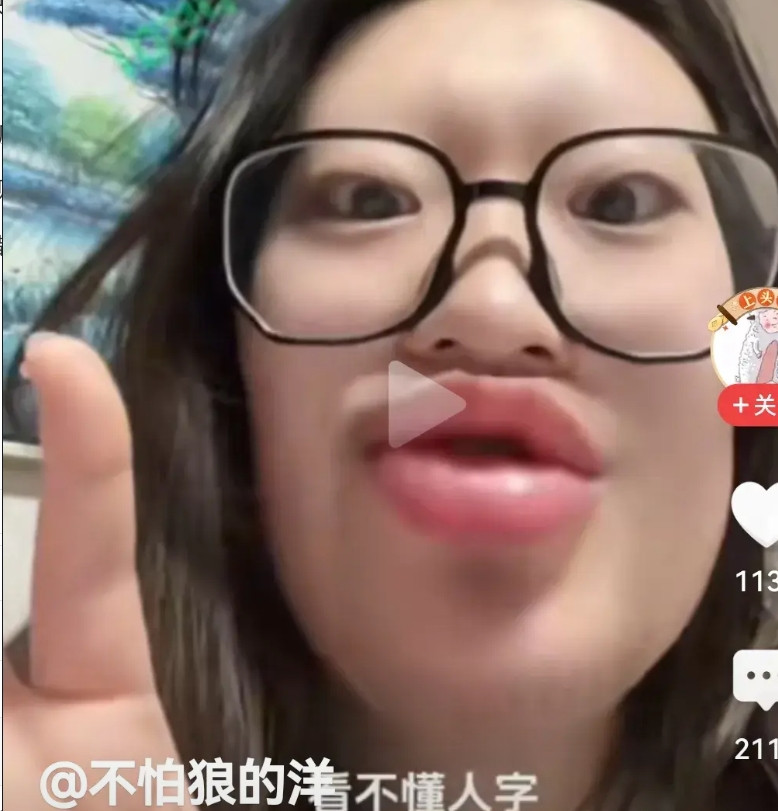 两个烟台的小仙女真厉害，就因为饭店吃饭被邻座大爷多看了几眼，直接挑衅硬刚“你踏马