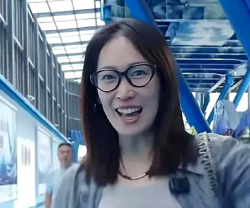 yoyo在董宇辉没火的时候，是东方甄选的台柱子。那时候，董宇辉只配给yo