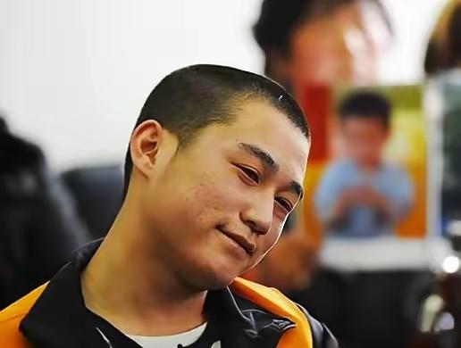 “判我死刑吧，谢谢！”2012年，北京法庭判决现场，一位20来岁的杀人嫌疑犯，笑