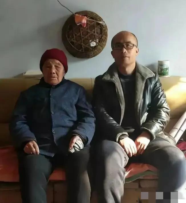 1995年，山东高三男孩租不起房，每天走30公里上学。一女子说：“来我家住，不收