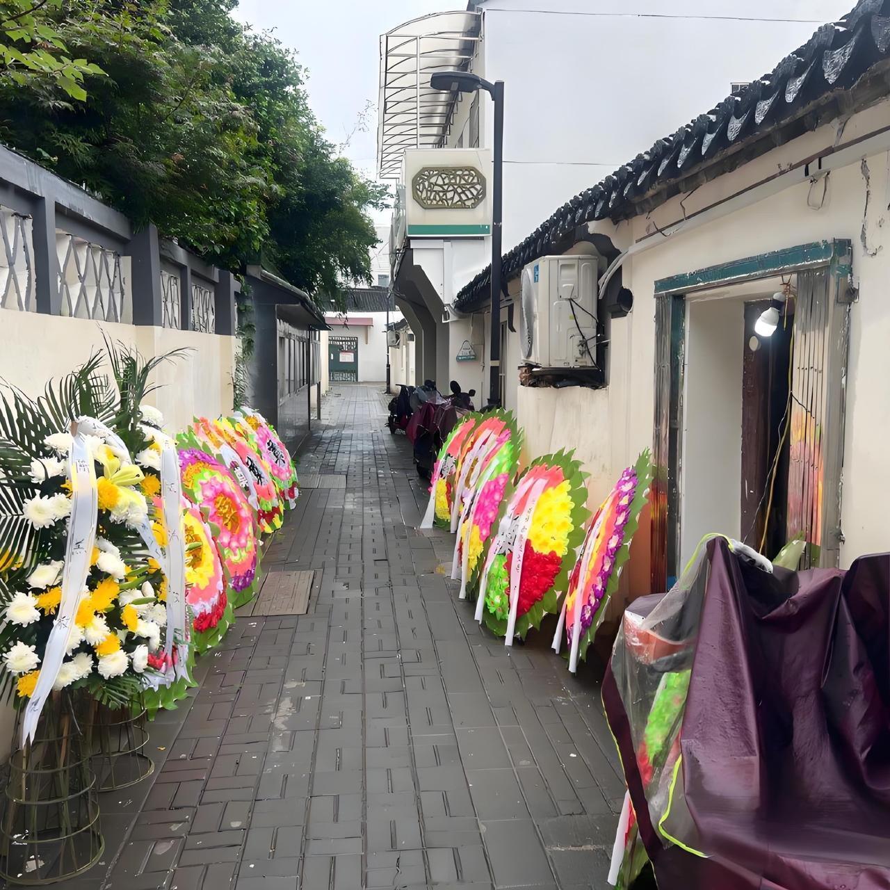 殡葬公益化才是民心所向！活人过日子都紧巴，身后事就该少些负担。现在拉遗体、火