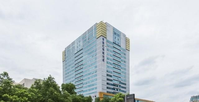 最近去电脑城配机器，老板跟我叹气，说一根主流内存条的价格比去年这时候翻了一倍还不止，固态硬盘也跟着水