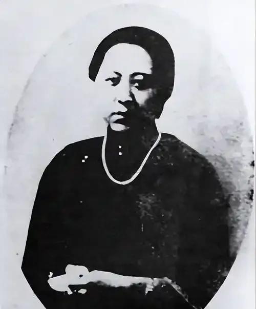 1916年，41岁的张作霖看上了一个18岁的女学生，想娶她当五姨太。女孩母亲不乐