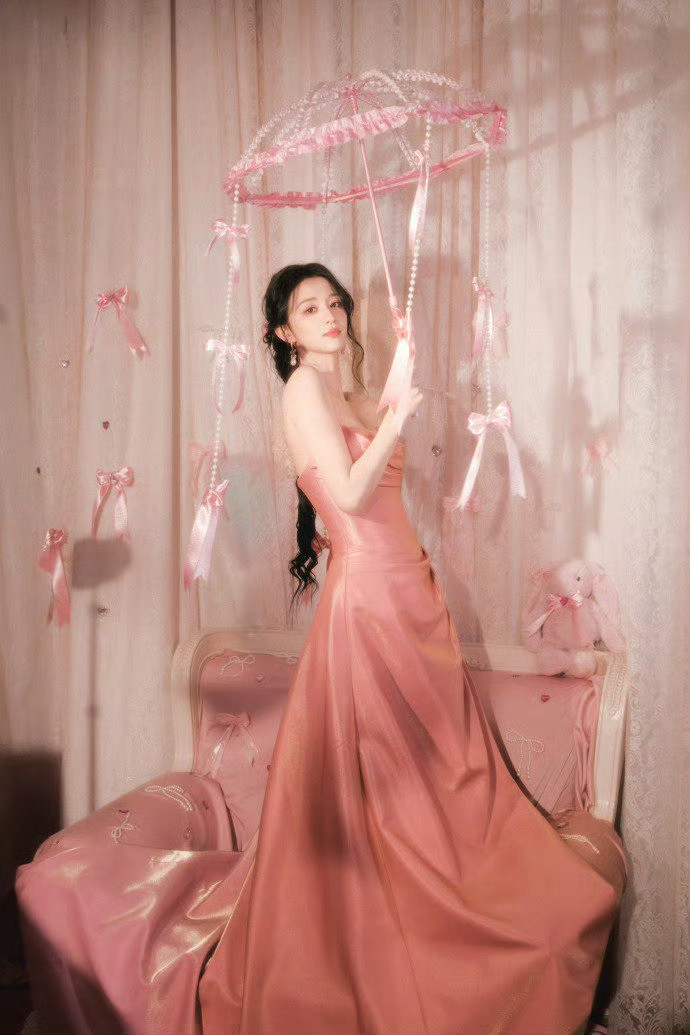 明月录锦衣卫给王楚然跳舞庆生这个剧组好宠王楚然啊，直接叫来锦衣卫给姐跳舞庆祝生日