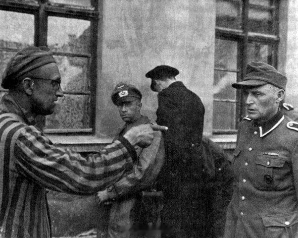 老照片的故事1945年4月14日，一名在德国布痕瓦尔德集中营被美军解救的俄罗斯幸存者指认了一名曾残暴