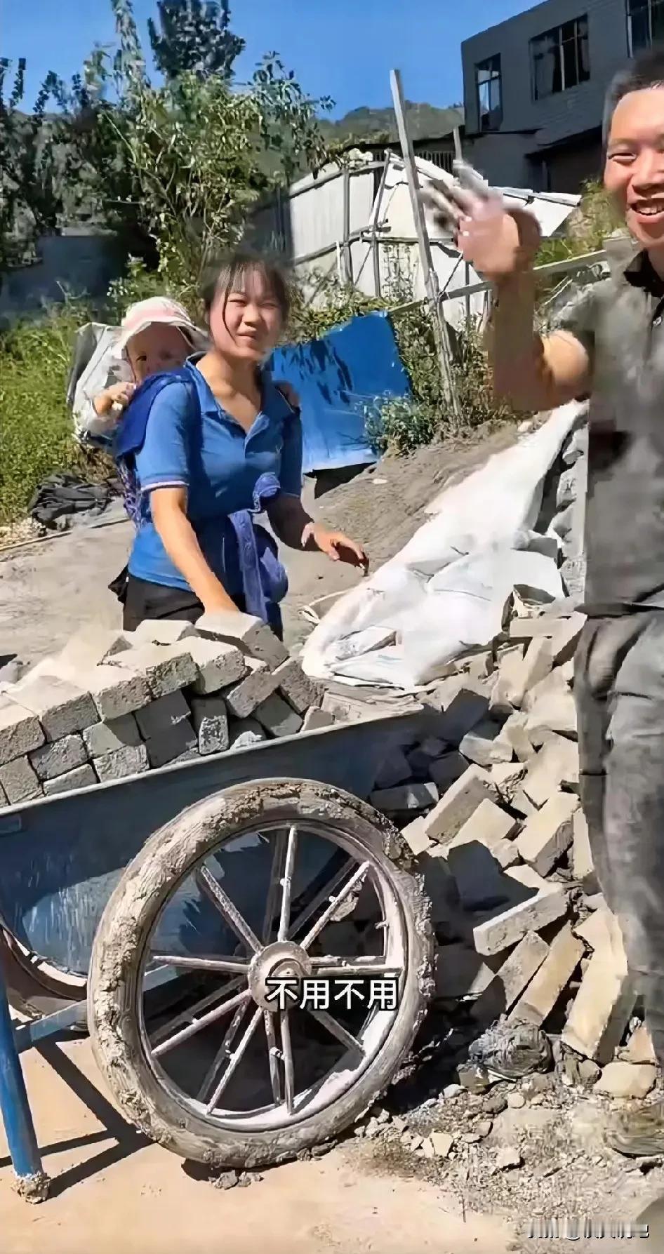 泪目了！云南昭通，一对90后夫妻在工地干活，妻子身上还背着孩子，不料，一场800