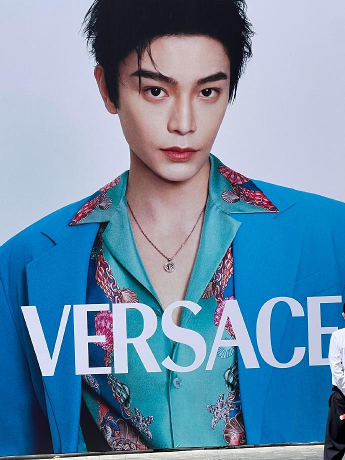 丁禹兮范思哲排面丁禹兮的巨幅大屏丁禹兮的巨幅大屏，谁懂啊我一整个有被小丁的帅