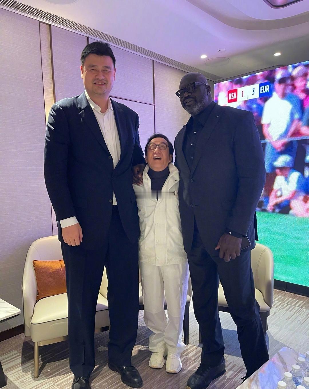 武打明星成龙和姚明奥尼尔合影