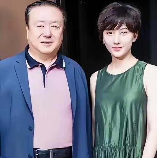 1994年，42岁的尤小刚为了温柔的乌倩倩，和原配妻子田歌离了婚。16年后，邬倩