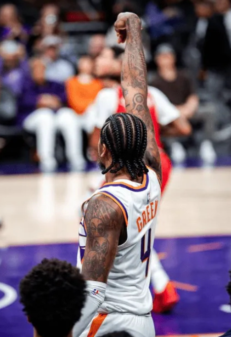 杰伦格林和布克的第一场常规赛配合不错，再看看杜兰特在火箭，效率也没比格林高多少。