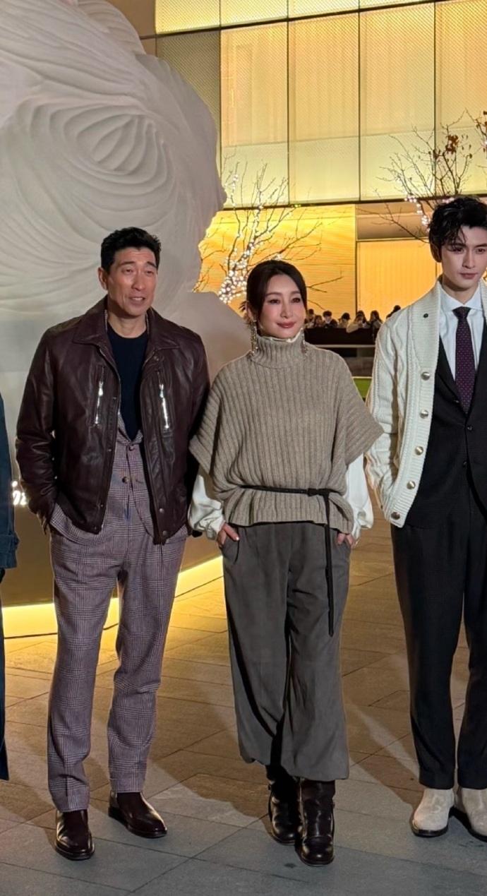 最近秦海璐和王千源一起出席时尚活动，两位站在一起还有点般配，也都搭配的很潮流。