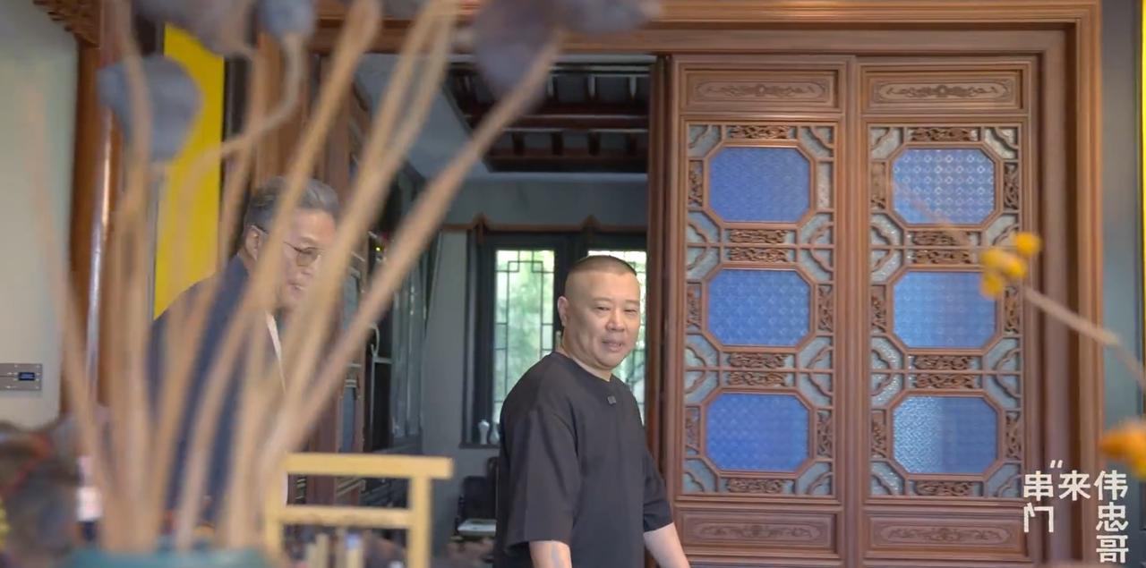 郭德纲领着王伟忠参观自己的书房，表示这是自己附庸风雅的地方。郭德纲说道：这是附庸