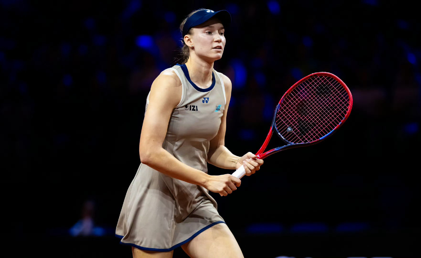 斯图加特的头号种子莱巴金娜在首秀没有送出任何破发点，轻松以6-3、6-4击败施耐