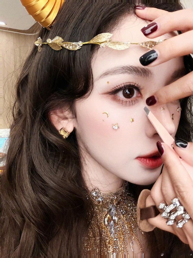 娜扎古希腊黄金女神娜扎金牛女神自拍沉浸式感受娜扎神颜暴击，化身古希腊黄金女神氛围