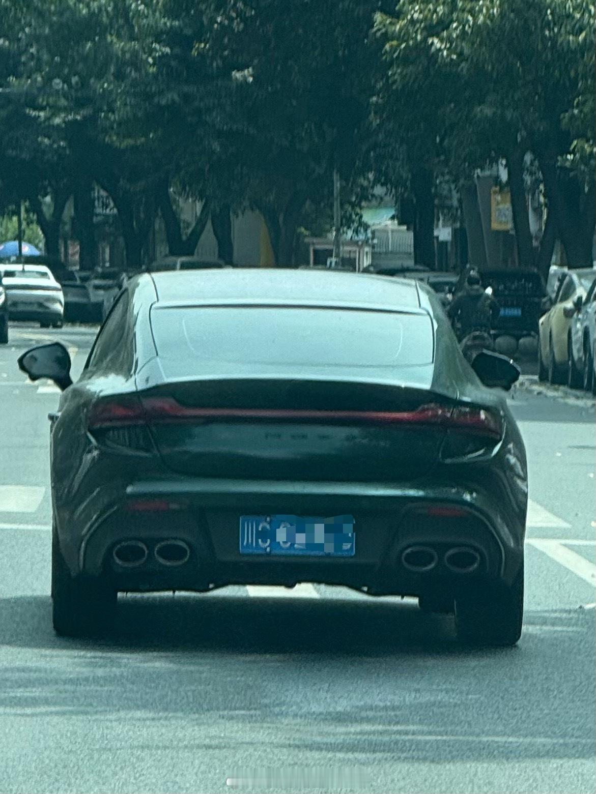 这四出排气比奥迪RS的都粗大啊情绪价值是给满了的哦。