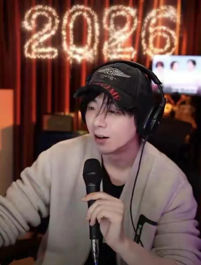 刘宇宁的直播，真是难得见的活人感。面对粉丝群体，涂上bb霜，居然不开美颜。一