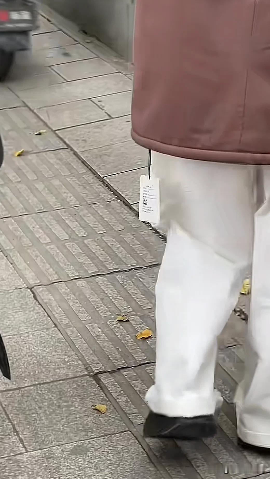 现在流行穿衣服不摘吊牌吗，今天在街上见五六个了，这是什么时尚，有谁知道。