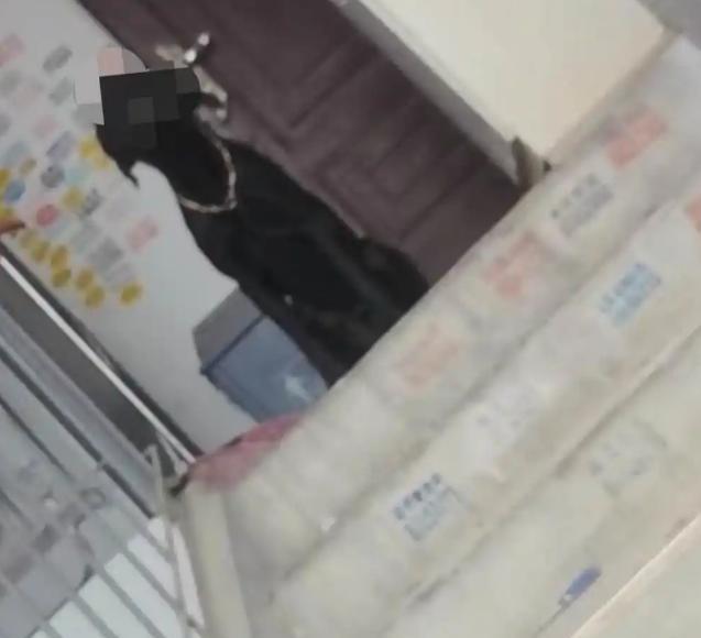湖北武汉一名八旬老人想卖掉7楼701室的老房子，产权清晰、证件齐全，可自今年8月