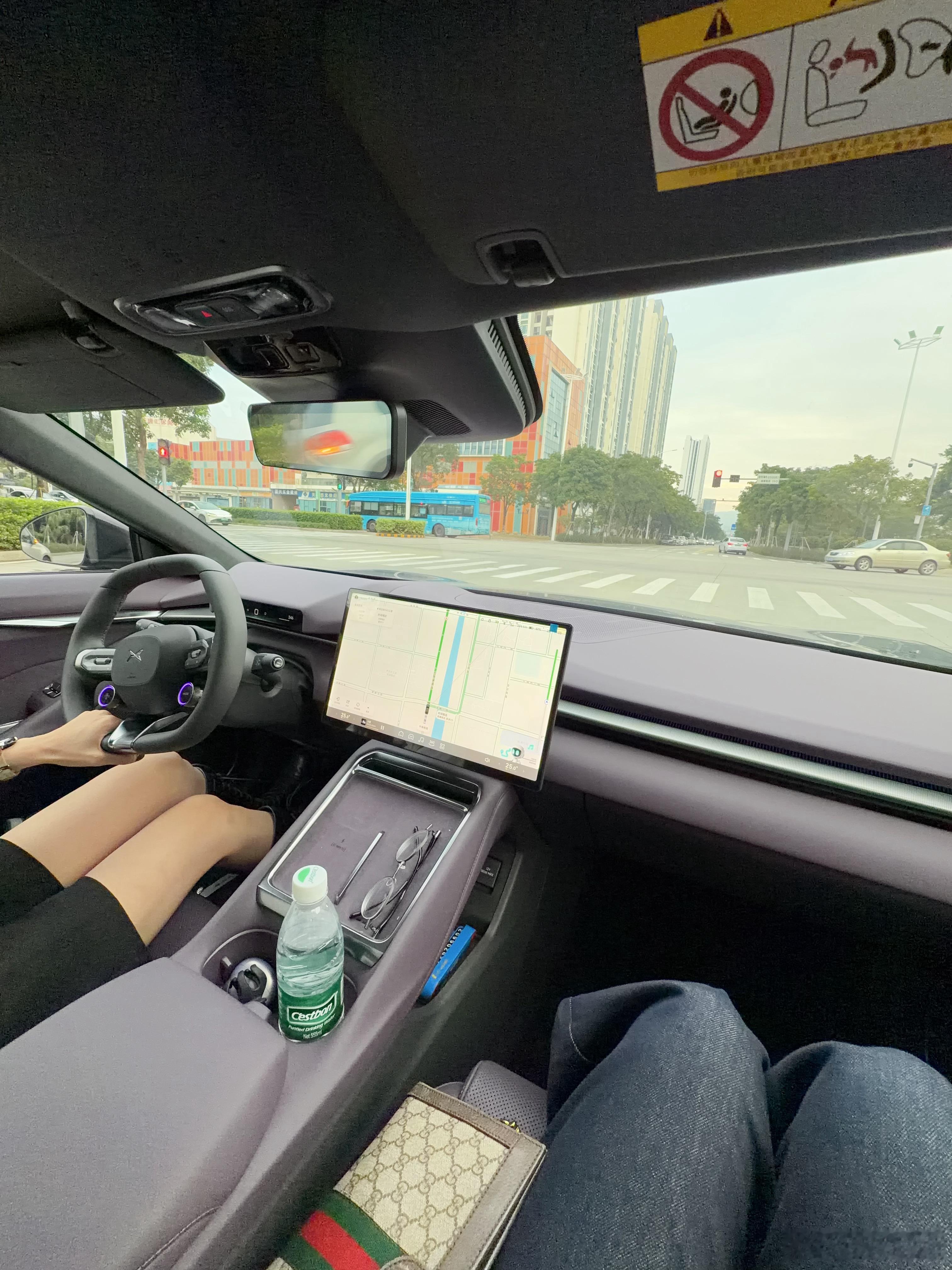 哟~这是谁的大长腿[doge]还真别说，小鹏P7的紫内就是好看~我与汽车的日常​​