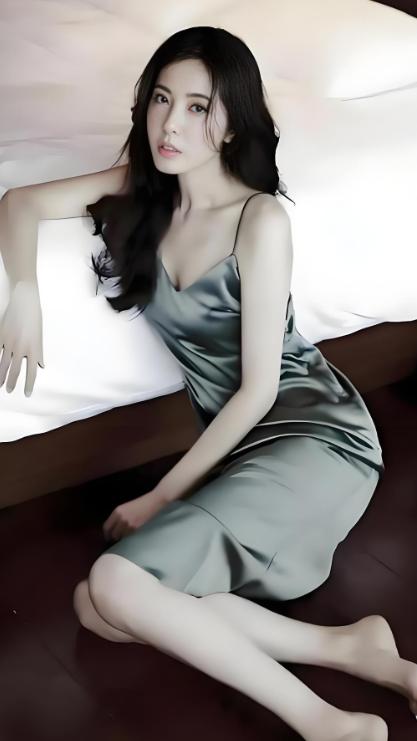 她是两百年难遇的美人，靠美貌"征服"无数男人，如今49岁了，孑然一身，孤孤单单，
