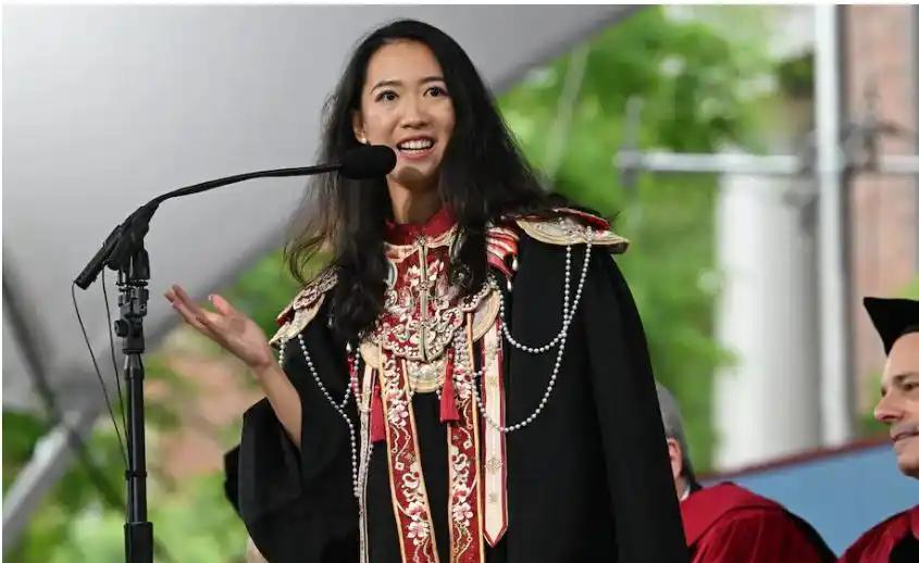 哈佛蒋小姐演讲塌房事件持续发酵，大家为何对她如此反感？她出身高贵，通过父母的运