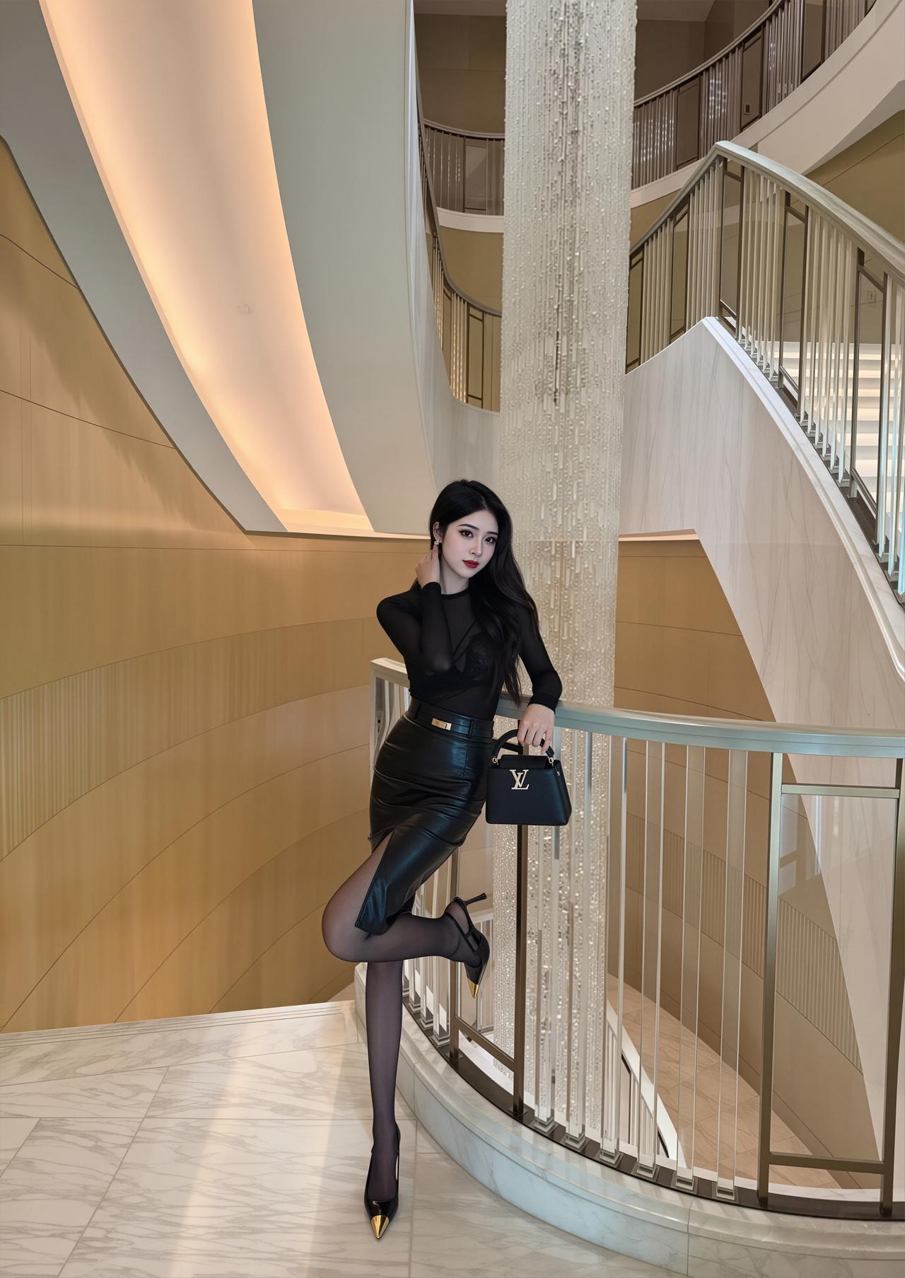 黑色皮裙的魅力为何经久不衰?分享美女穿搭服饰