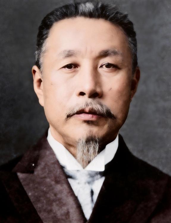 这个看着人模人样的老人却是十足的大汉奸。他从甲午战争开始就做汉奸，坚持做汉奸长达